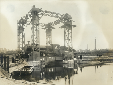 222493 Afbeelding van de hefbrug in de Kruisvaart te Utrecht tijdens een belastingproef met de stoomlocomotief nr. 3775 ...